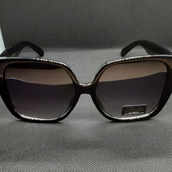 Sunglasses/shades - Picture 1 of 2